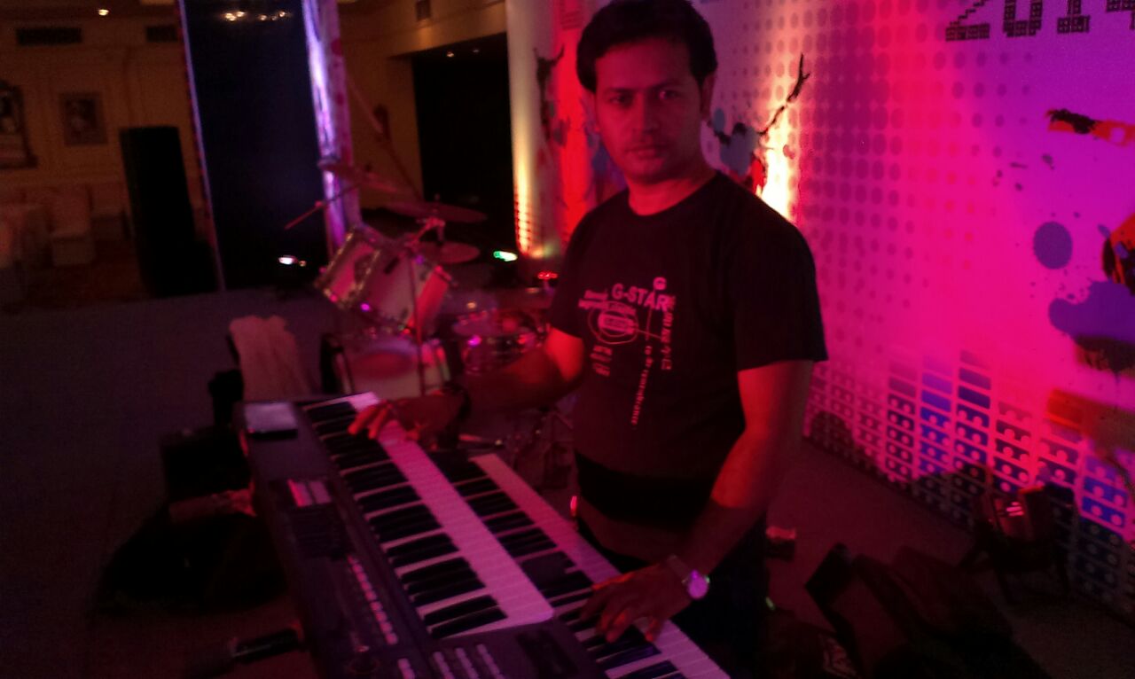 male keyboard players Antalya Turkey